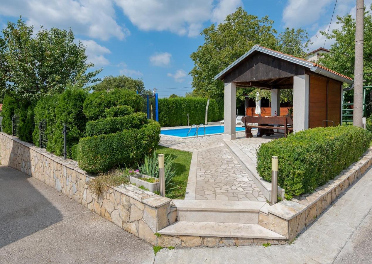 House Semy With Private Pool Villa Pazin Bagian luar foto