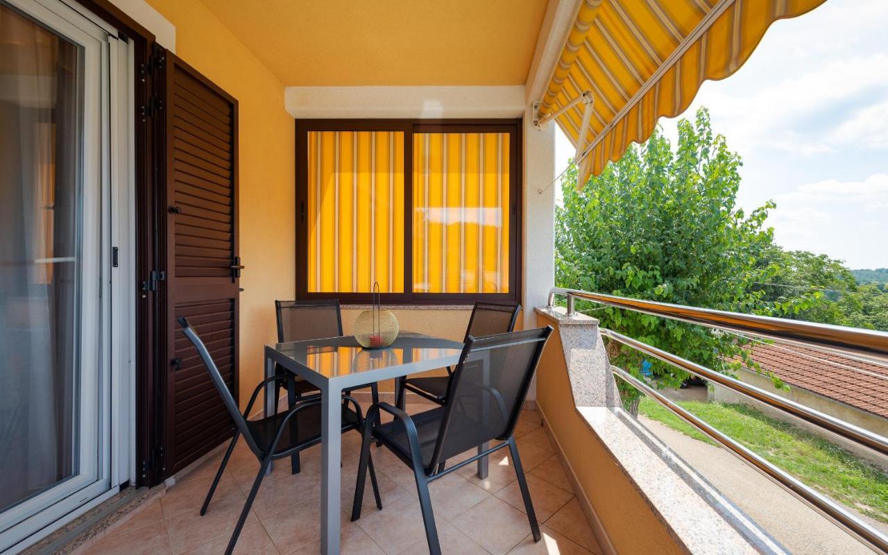 House Semy With Private Pool Villa Pazin Bagian luar foto