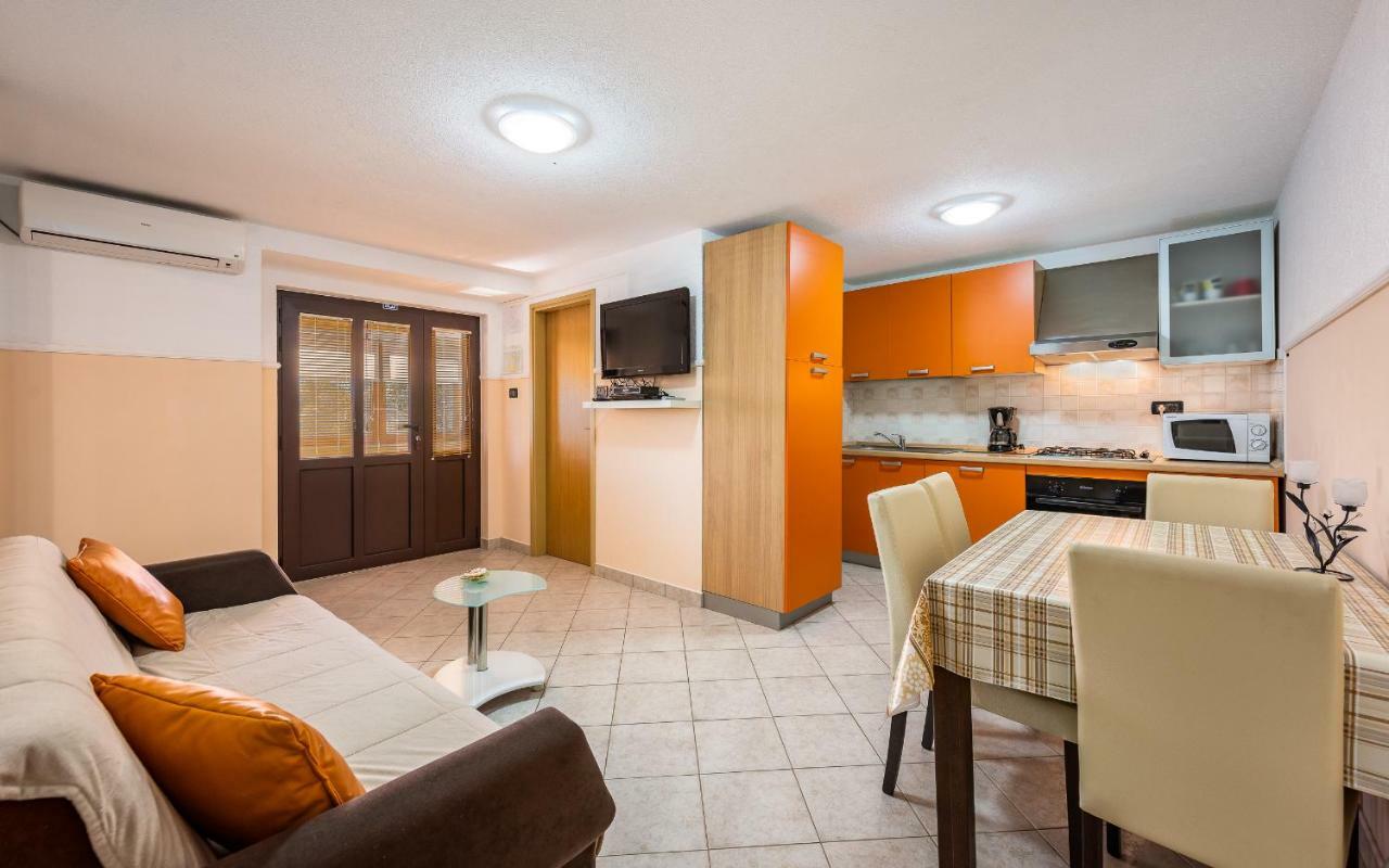 House Semy With Private Pool Villa Pazin Bagian luar foto
